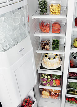 Vnitřní uspořádání americké chladničky Whirlpool s výrobníkem ledu