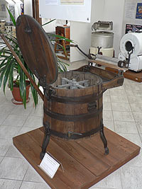 Dřevěná pračka Ideál vyrobená firmou Rak a Hobza v roce 1905