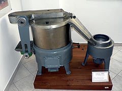 Pračka s odstředivkou Emka firmy Kalina vyrobená kolem roku 1930